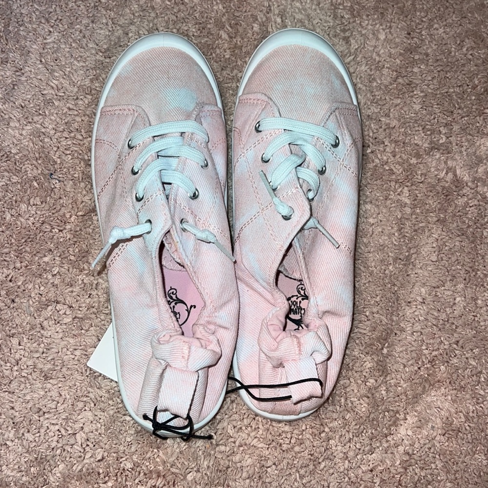 FLAT SHOES